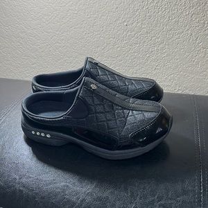 Easy spirit clogs. 8 ww